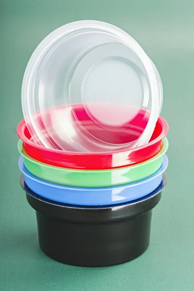 Recipientes de plástico de cores diferentes — Fotografia de Stock