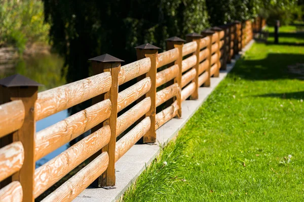 Straat houten hek van planken, horizontale kader — Stockfoto