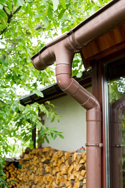 Rynny plastikowe dla odprowadzanie wody deszczowej na rogu budynku — Zdjęcie stockowe