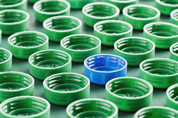Grüne und blaue Plastikflaschenverschlüsse — Stockfoto