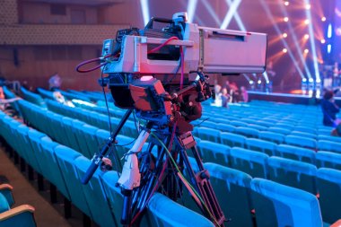 Profesyonel video kamera bir tripod ile olaylar ve Tv yayını için bir ekran üzerinde