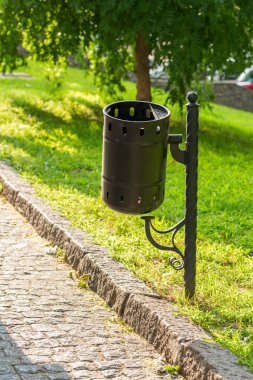 Sokaktaki çöp tenekesi.