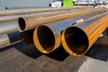 Asfalt, bir kesim close-up üzerinde yuvarlak metal borular,