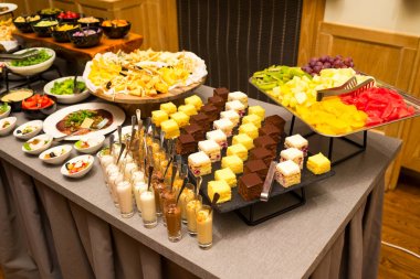 kek ve pastalar meyve ile bir tepsi üzerinde bir masanın üzerine dilimler kesip