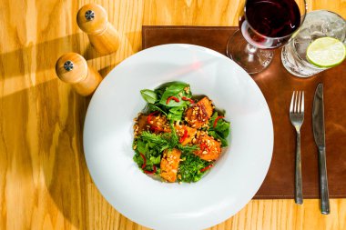 Sos ile giyinmiş balık salatası