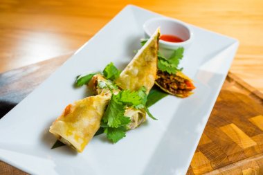 Kıyma soslu bir plaka üzerinde rulo