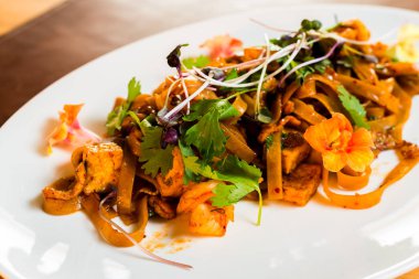 ev yapımı erişte ile soslu kızarmış tavuk