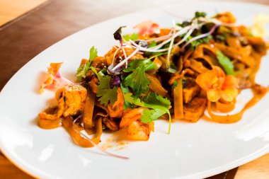 ev yapımı erişte ile soslu kızarmış tavuk