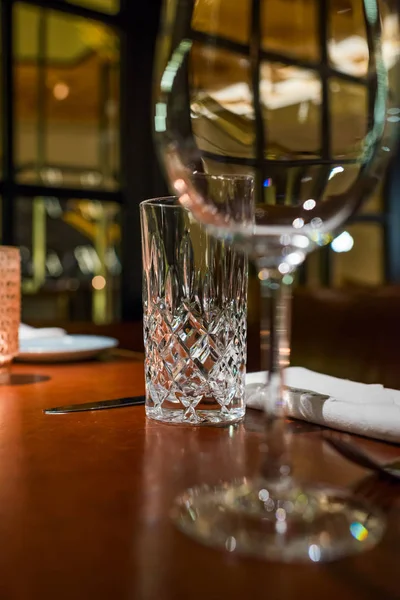 Cam bardaklar masanın üstünde.