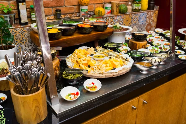 El queso en el plato a la mesa — Foto de Stock