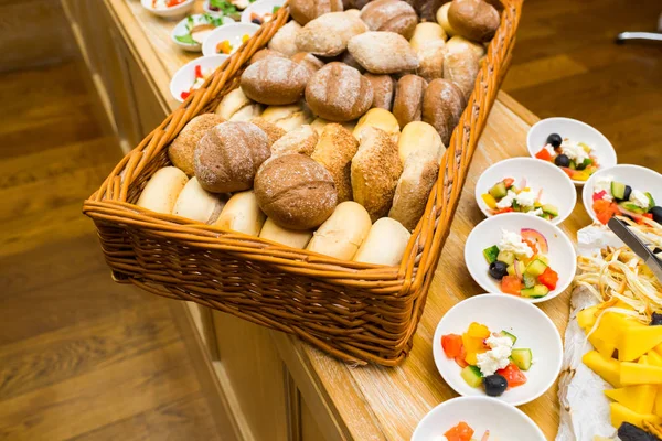 Pane e insalate alla reception — Foto Stock