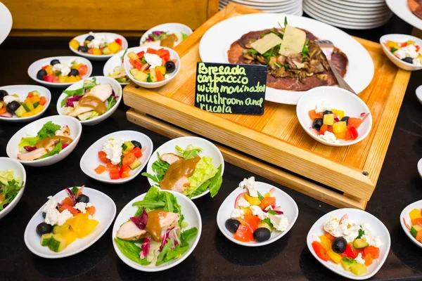 Ensaladas y carpaccio con setas y rúcula — Foto de Stock