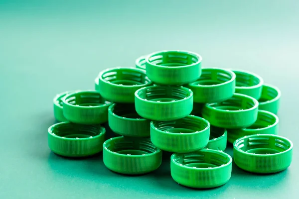 Grüne Plastikhüllen auf grünem Hintergrund — Stockfoto