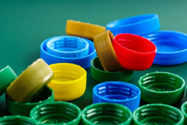 Farbige Verschlüsse aus Plastikflaschen — Stockfoto