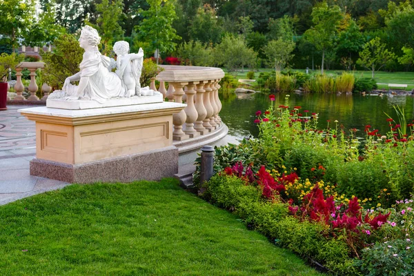 Statues by the pond in a landscape park — Stock Photo, Image