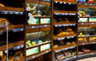 fırın bölümünde bir dükkanda raflar