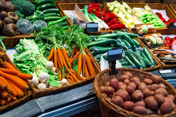В магазині зі свіжими овочами — стокове фото