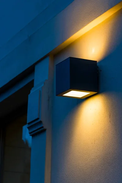 Luminosa lámpara todo tiempo montada en la pared —  Fotos de Stock