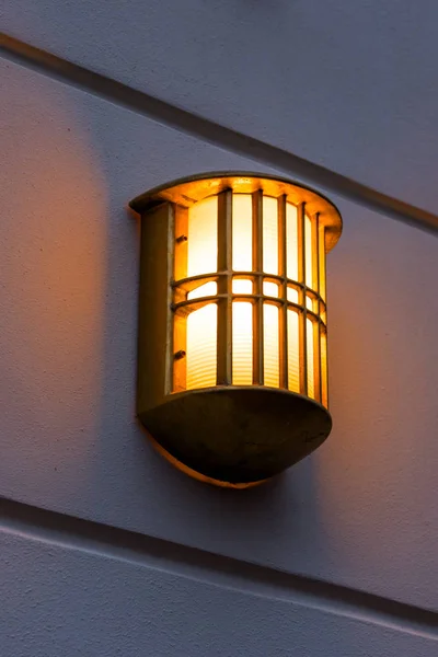 Lámpara todo tiempo montada en la pared en la calle —  Fotos de Stock