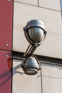 yeni bir bina üzerinde modern sokak lambası