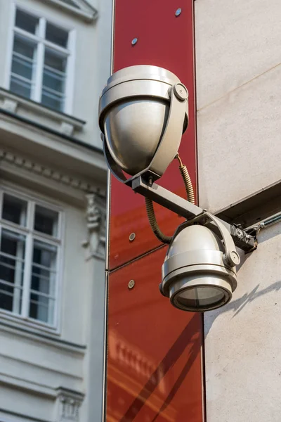 Lámpara en un edificio en el centro de la ciudad —  Fotos de Stock
