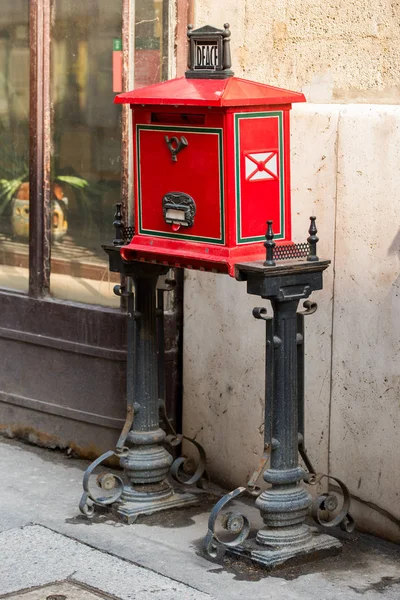 赤の通りメール ボックス ヨーロッパ、ブダペスト、ハンガリー — ストック写真