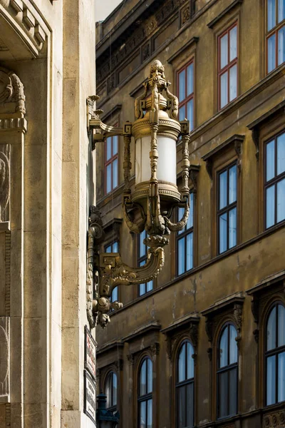 Dekoracyjne lampy uliczne na starym budynku — Zdjęcie stockowe