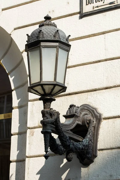 Lampy dekoracyjne street, zamontowane na elewacji budynku — Zdjęcie stockowe