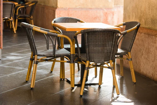 Buiten rieten meubels in cafés — Stockfoto