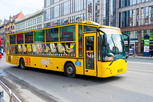 Autobus turystyczny żółty na drodze — Zdjęcie stockowe