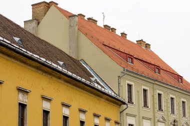 Eski evler döşenir, çatılar bir bina unsuru,