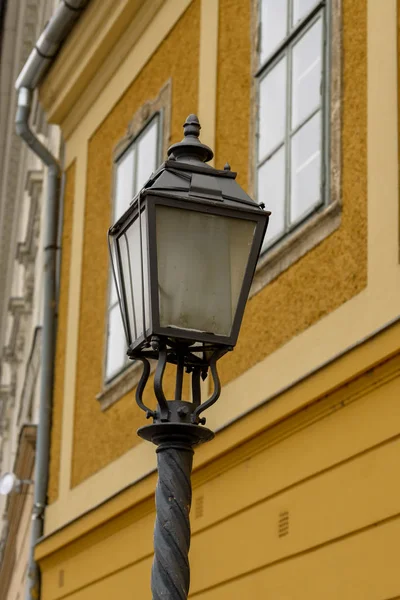 Вулична лампа на фоні будівлі — стокове фото