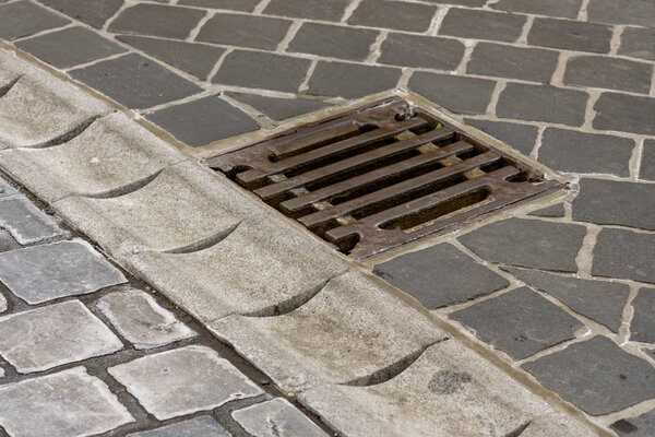 дренажный бак вдоль дороги
