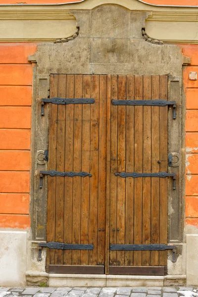 金属の蝶番と鍛造の要素木のドア — ストック写真