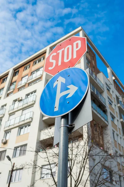 Segno auto cj con segnale di stop obbligatorio — Foto Stock