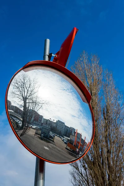 Espejos panorámicos de calle redonda para coches en el fondo del cielo —  Fotos de Stock