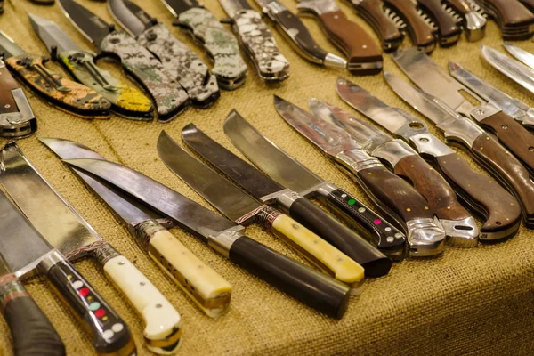 Разнообразие охотничьих ножей — стоковое фото