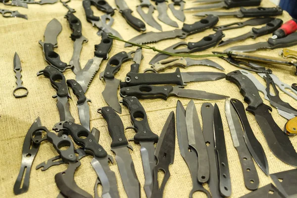Folding knives and knives for throwing on the table