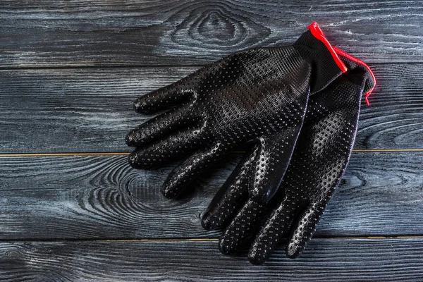 Черные резиновые перчатки для работы — стоковое фото