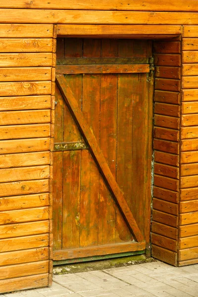 Drewniane drzwi do pomieszczenia gospodarczego — Zdjęcie stockowe