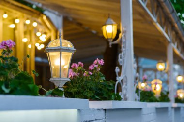 bir yaz teras dekorasyon dekoratif sokak lambaları