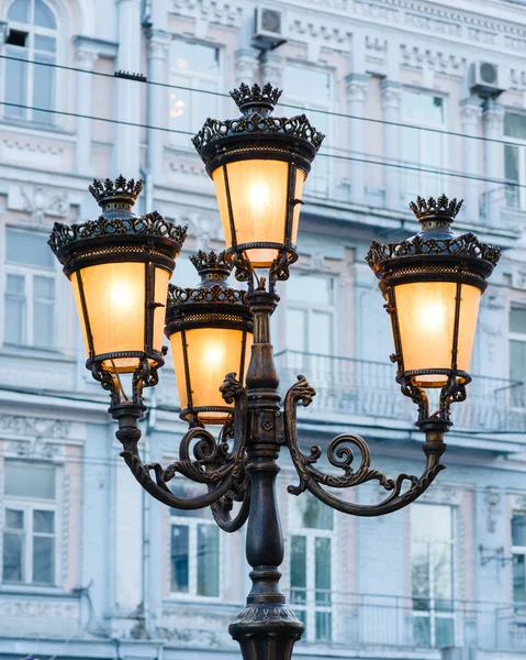 Група яскравих вуличних ліхтарів на колоні, що освітлює вулицю — стокове фото
