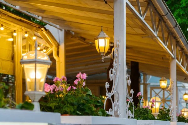 Terrasse d'été avec lampes décoratives — Photo