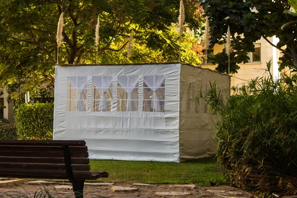 Jewish Holiday Sukkot . A sukkah is a temporary hut constructed for use during the week-long Jewish festival of Sukkot. Static shooting — Stock Photo, Image