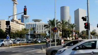 Tel Aviv, İsrail - 23 Ekim 2016: Taşıma ve Azrieli Merkezi ve Milli Savunma Bakanlığı arka plan üzerinde Visitirs. Azrieli Merkezi dönüm noktası olduğunu