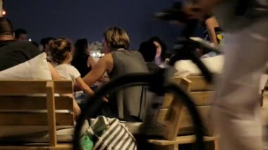 Tel Aviv, küçük Plaj Restoran, geç akşam yakınındaki Akdeniz ISR - 17 Ekim, 2016:visitors. Zaman atlamalı