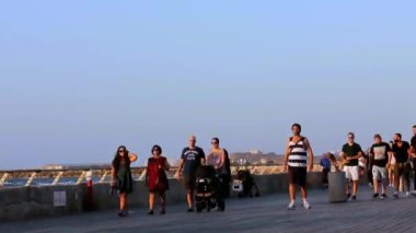 Tel Aviv, ISR - 17 Ekim 2016: Turistler ve yerliler için eski Tel Aviv Port gün batımında. Popüler bir seyahat yer. Zaman atlamalı