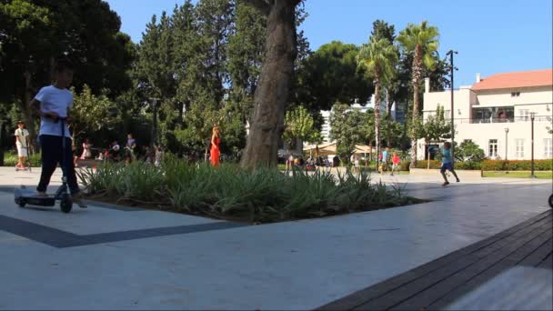 Tel aviv, israel - 23. oktober 2016: kinderspielplatz in der nähe des einkaufs- und unterhaltungszentrums von sarona — Stockvideo