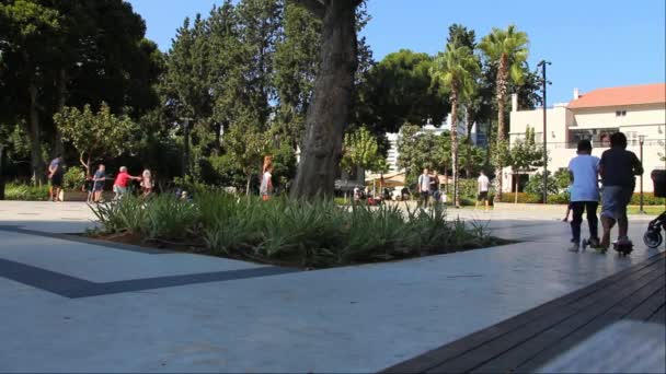 Tel aviv, israel - 23. oktober 2016: kinderspielplatz in der nähe des einkaufs- und unterhaltungszentrums von sarona — Stockvideo