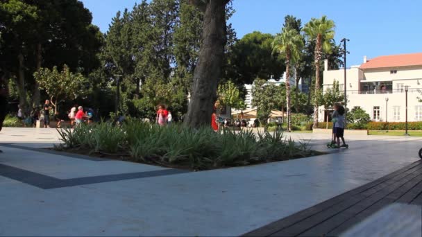 Tel aviv, israel - 23. oktober 2016: kinderspielplatz in der nähe des einkaufs- und unterhaltungszentrums von sarona — Stockvideo